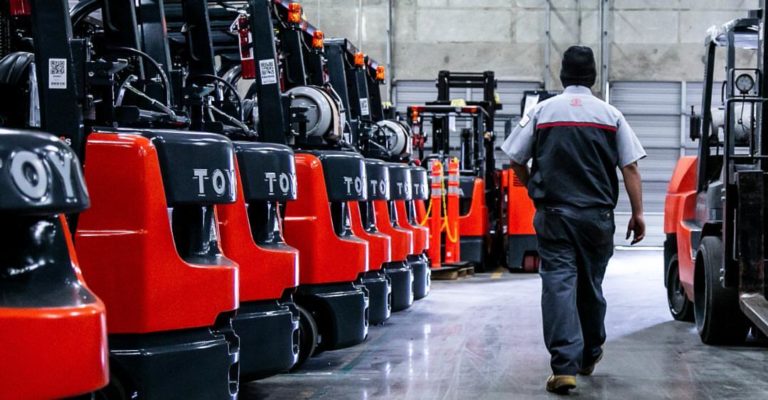 Blog post - Electric vs. IC Forklifts: Pros and Cons