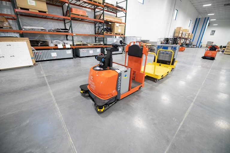 Autonomous_warehouse_vehicles_Toyota_Tugger_with_cart Toyota MHS