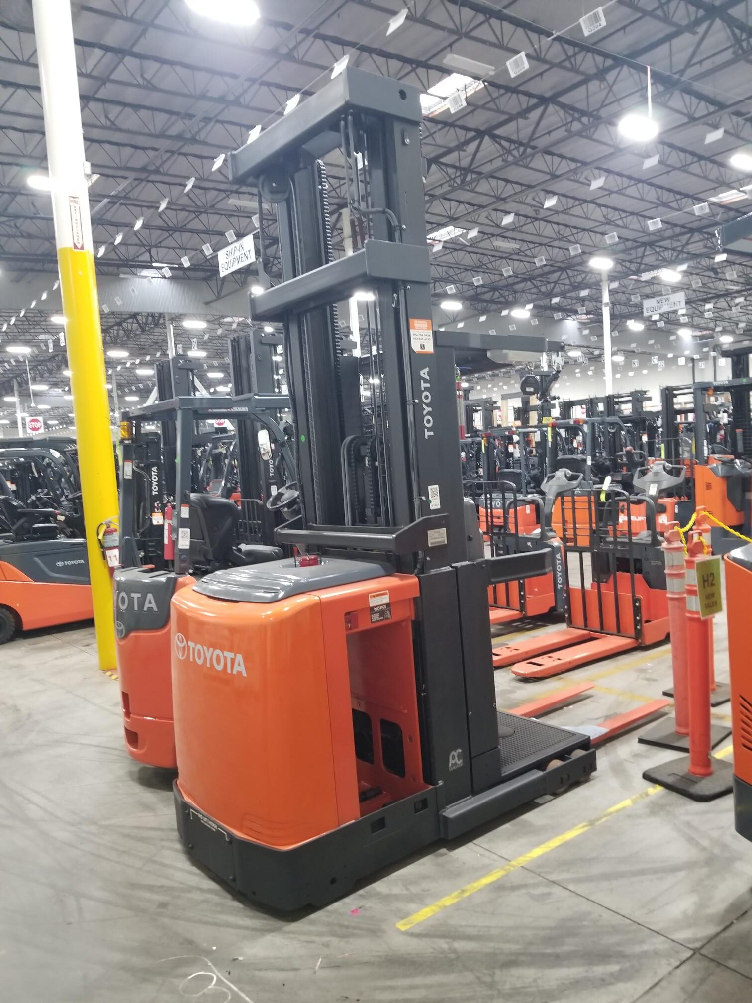 Toyota Electric 8-Series Order Picker (8BPU15-300)